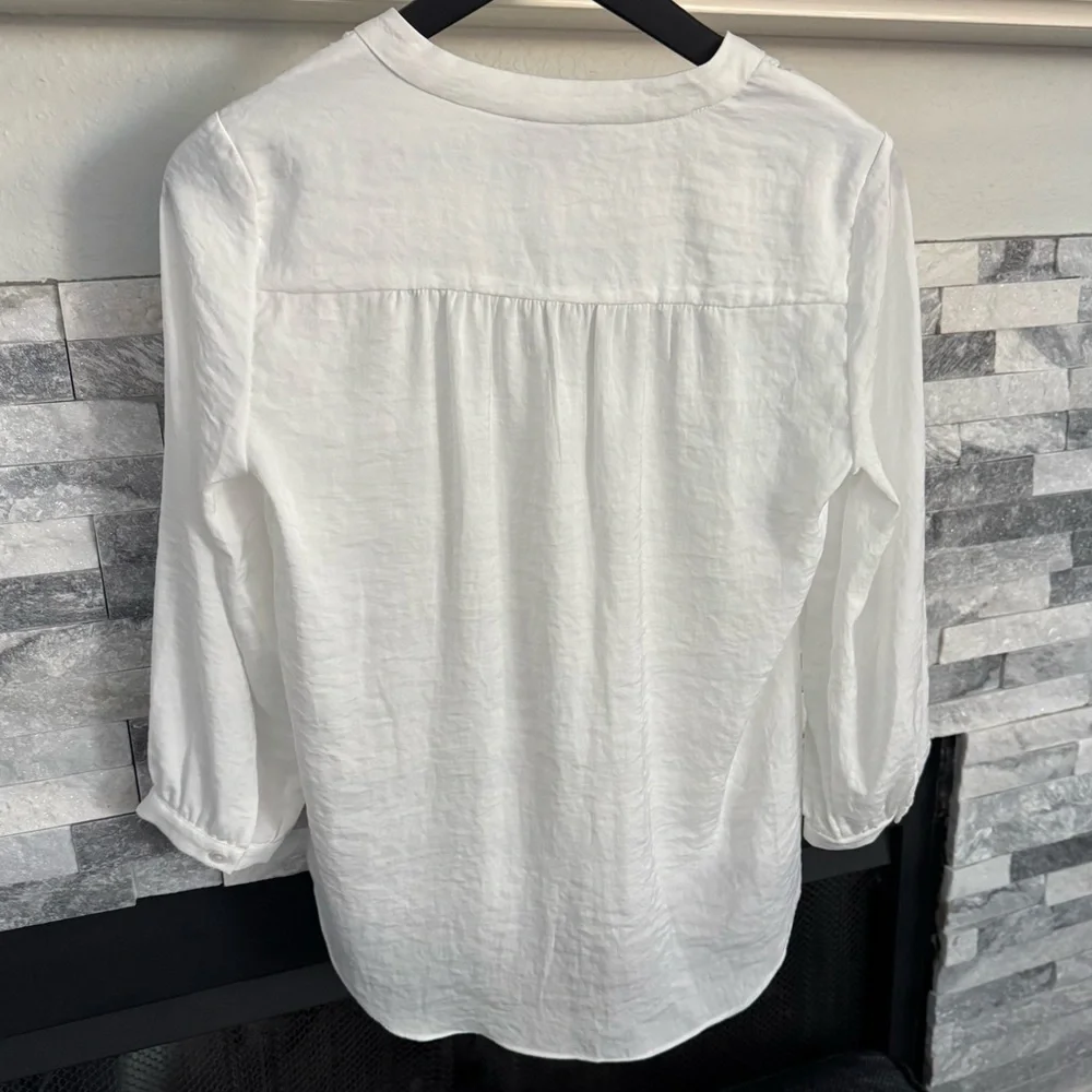 Vince Camuto rumple satin White V-Neck Blouse - Picture 5 of 9